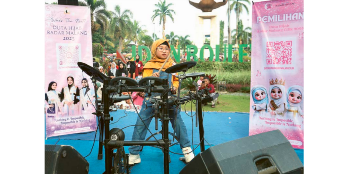 NUANSA BARU: Finalis Duta Hijab Cilik Radar Malang 2025 Kanyapuri Nareshwari menunjukkan skill bermain drum di panggung Car Free Day Jalan Ijen, kemarin(16/2).