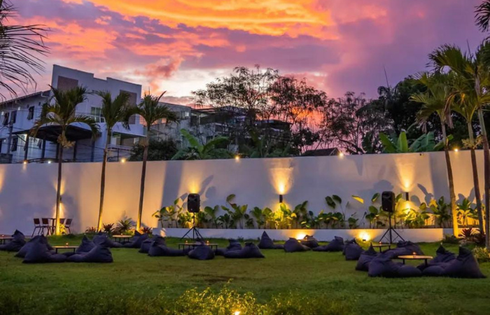 Nikmati Keindahan Sunset di Tengah Kota Malang (Instagram: tamandewaeatandcoffee)
