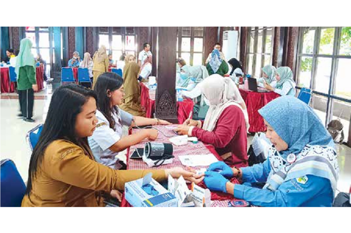LAYANAN KESEHATAN: ASN menjalani cek kesehatan gratis di Pendapa Kabupaten Malang beberapa waktu lalu. (INDAH MEI YUNITA/RADAR KANJURUHAN)