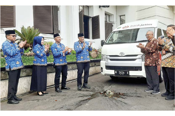 Mobil pelayanan pajak diberikan Bank Jatim kepada Pemkot Malang melalui program CSR. (DUROTUL KARIMAH/RADAR MALANG)