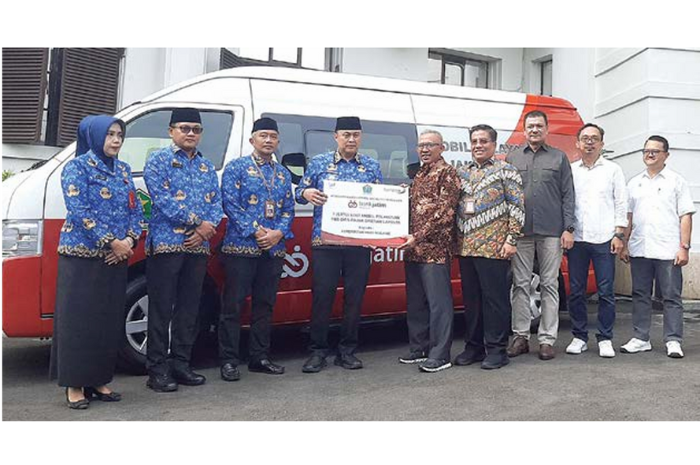 Direktur Manajemen Resiko Bank Jatim Eko Susetyono (lima dari kanan) didampingi Pimpinan Bank Jatim Cabang Malang Wardoyo (empat dari kanan) menyerahkan bantuan CSR. (DUROTUL KARIMAH RADAR MALANG)