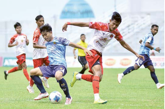KEMBALI AWAY: Pemain Persema Malang (kiri) berusaha mempertahankan bola dalam laga babak 8 besar Liga 4 Jatim melawan Sang Maestro, 13 Februari lalu. (MO PERSEMA MALANG FOR RADAR MALANG)