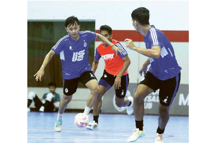 BERTAHAN: Ala Unggul FC Malang Adam Ahlan (kiri) berusaha menerobos pertahanan lawan dalam sesi internal game di Unggul Sport Center, pekan lalu. (UNGGUL FC MALANG FOR RADAR MALANG)