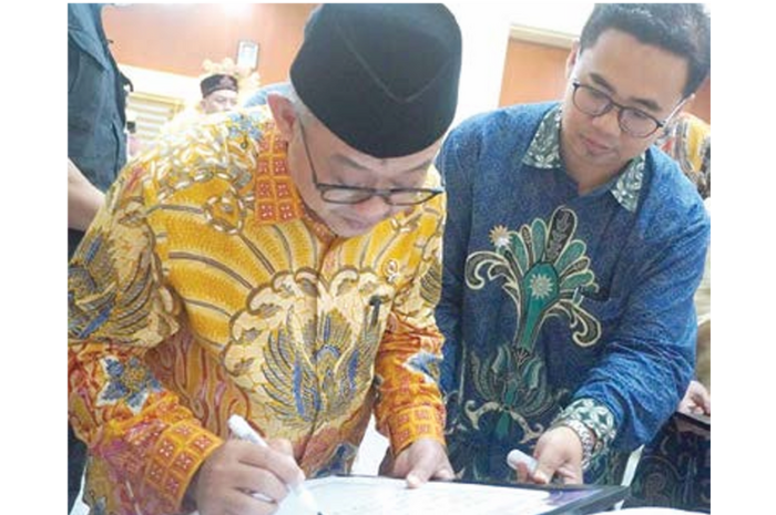 BERI PESAN: Menteri Dikdasmen RI Abdul Mu&rsquo;ti (kiri) memberikan pesan penting untuk MA Muhammadiyah 1 Kota Malang pada Jumat (7/2) lalu. (MA MUHAMMADIYAH 1 KOTA MALANG FOR RADAR MALANG)
