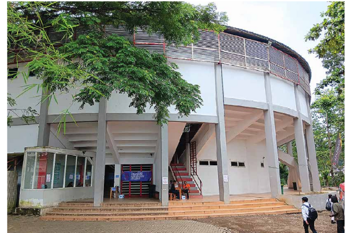 SARPRAS: GOR Indoor Kanjuruhan merupakan salah satu fasilitas olahraga yang bakal digunakan untuk pertandingan Porprov IX Jatim yang dilaksanakan 4 bulan ke depan. (INDAH MEI YUNITA/RADAR KANJURUHAN)