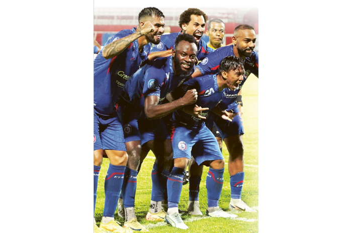CATATAN POSITIF: Para pemain Arema FC merayakan gol keenam yang bersarang di gawang PSS Sleman dalam laga BRI Liga 1 pekan ke-23, kemarin. (MO AREMA FC FOR RADAR MALANG)