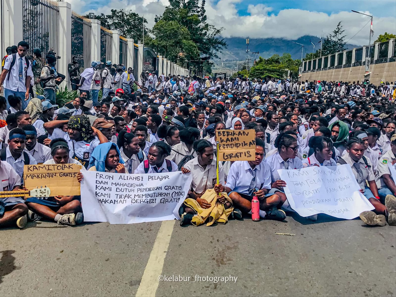 Para siswa di Wamena, Papua, unjuk rasa. (@kelabur_fhotography)