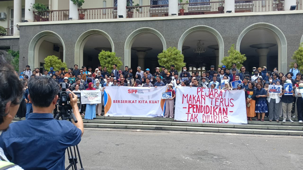 Para mahasiswa UGM tengah melakukan demo. (Twitter: Suci Lestari Yuana)
