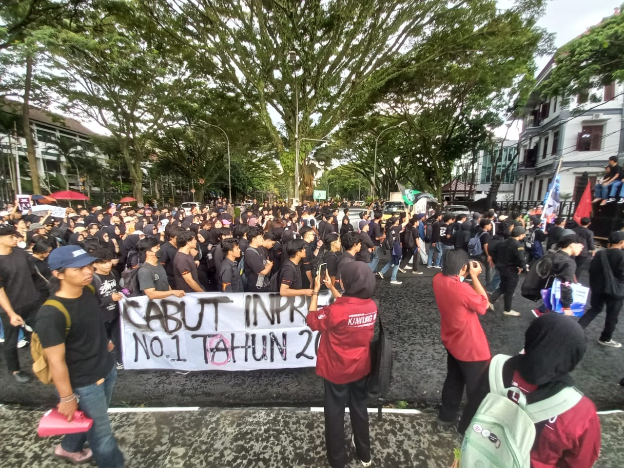 Massa mahasiswa se-Malang jalan menuju Gedung DPRD Kota Malang. (KESHIA PUTRI)