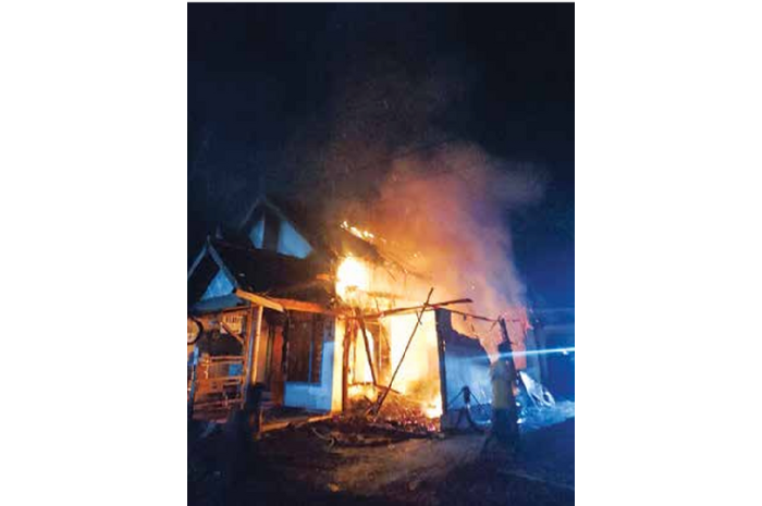 AKIBAT KORSLETING: Rumah Samuri di dusun Sidomulyo, Desa Brongkal, Kecamatan Pagelaran hangus dilalap si jago merah, Minggu malam (16/2). (DAMKAR KABUPATEN MALANG FOR RADAR KANJURUHAN)