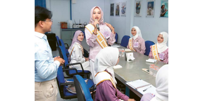 DAPAT ILMU BARU: Kaysa Mumtaz, finalis Duta Hijab Radar Malang dari SMAN 3 Malang mempraktikkan teknik public speaking di depan MC Rulli Suprayugo, kemarin (17/2).