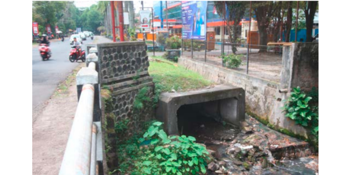 JANJI MENGAWAL: Drainase di Jalan Bondowoso mangkrak sejak 2013 lalu. Pj Wali Kota Malang membuka kans lanjutan proyek pada 2026.