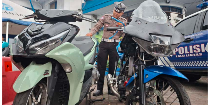 DITAHAN SEBULAN: Dua motor milik terduga pelaku balap liar diamankan di Kantor Satlantas Polresta Malang Kota di Jalan Dr Cipto, Klojen, kemarin.