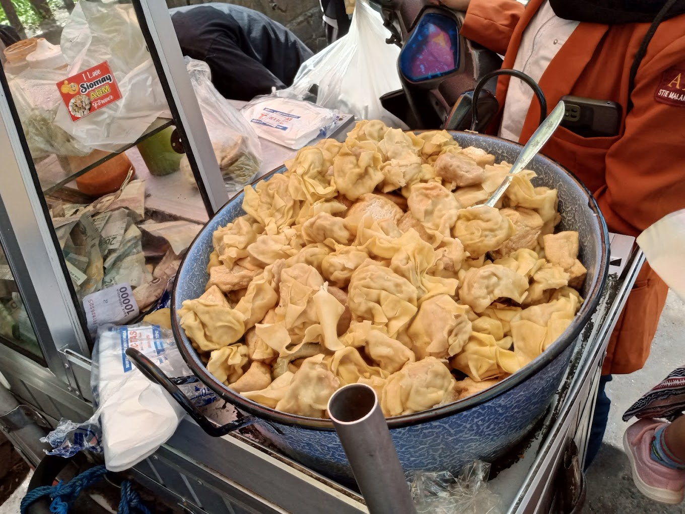 Siomay ABM tak pernah sepi pembeli (Dedy Dwinarto).