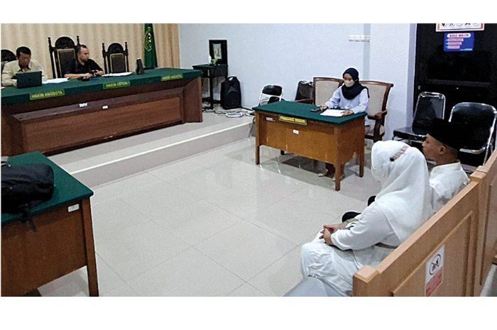 ASUSILA: Terdakwa MRG (kanan) menjalani persidangan didampingi ibunya di Pengadilan Negeri (PN) Kepanjen kemarin (18/2). (MUDZAKY HANINDITO / RADAR MALANG)