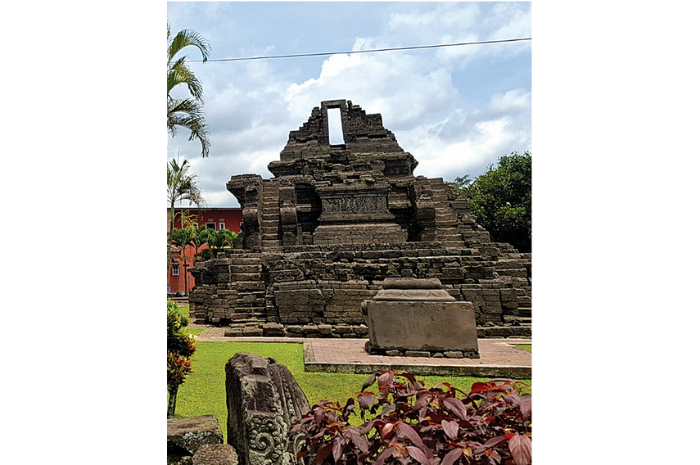 BUTUH PERBAIKAN: Candi di Dusun Jago, Desa Tumpang, Kecamatan Tumpang mengalami kerusakan di beberapa bagian. (BIYAN MUDZAKY HANINDITO / RADAR MALANG)