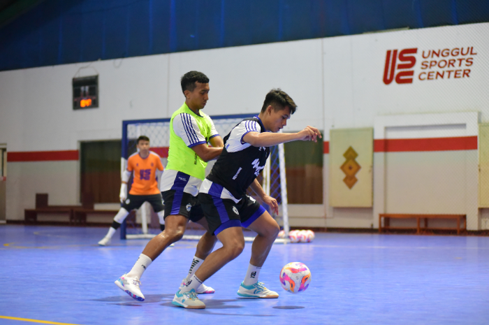 TAJAM: Andres Dwi Persada (kanan) berusaha melindungi bola dalam kapten tim Ikhsani Fajar sesi latihan tactical di Unggul Sport Center, kemarin. (SATRIA CAHYONO/RADAR MALANG)