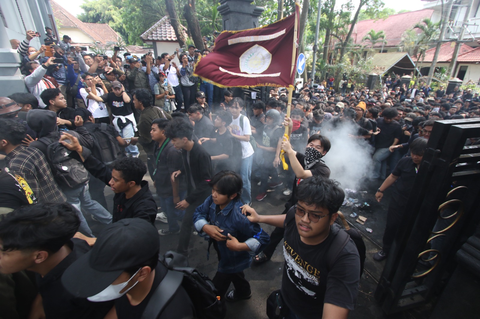 SAMPAIKAN ASPIRASI: Ratusan massa yang kompak mengenakan pakaian serba hitam memasuki gedung DPRD Kota Malang, kemarin siang. Mereka ditemui perwakilan tujuh fraksi dewan.