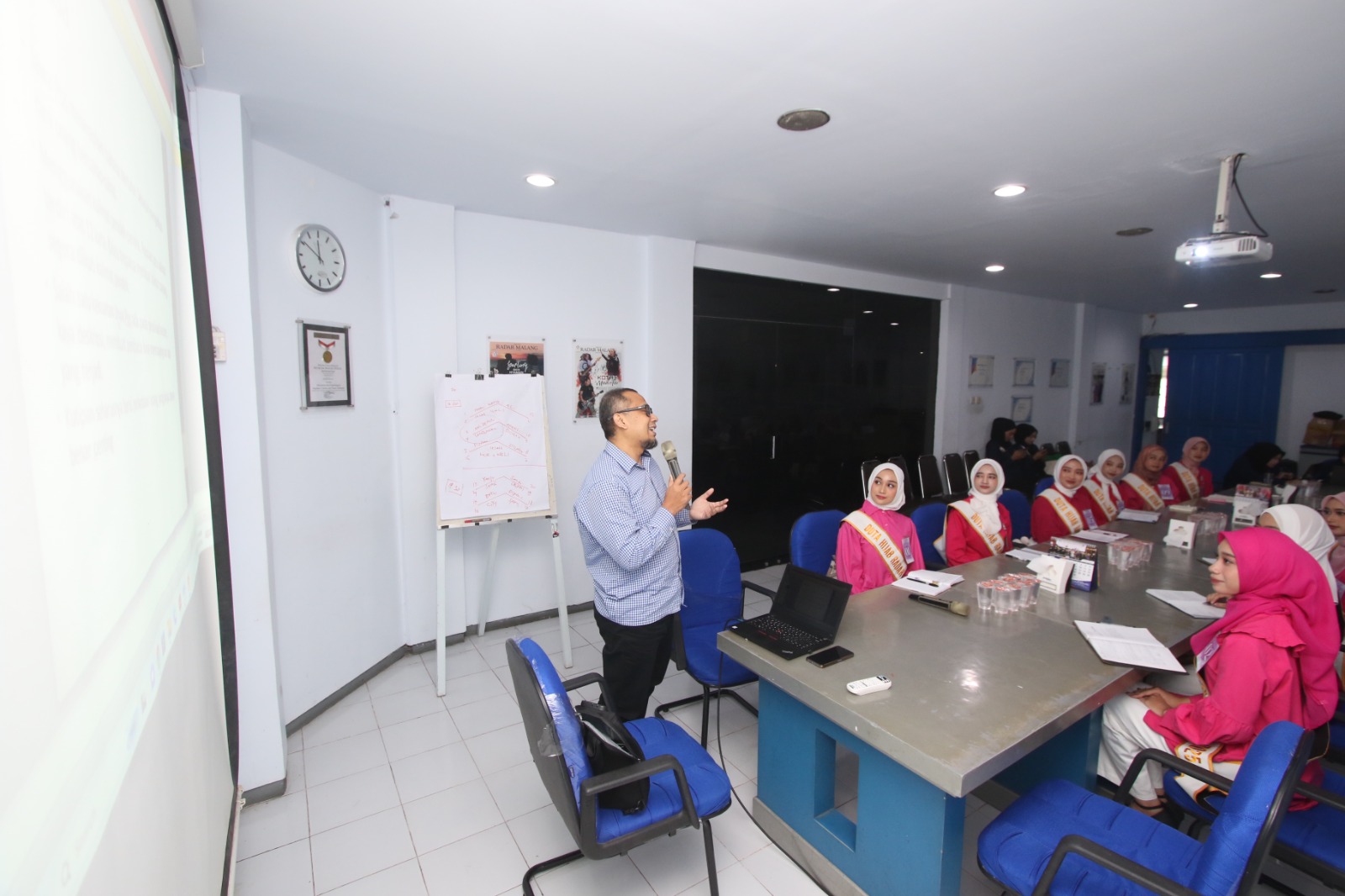 PRIVILEGE FINALIS: Pemred Jawa Pos Radar Malang Fathoni Prakasa Nanda berbagi pengalaman dan pengetahuan seputar jurnalistik kepada 12 finalis Duta Hijab Radar Malang, kemarin.
