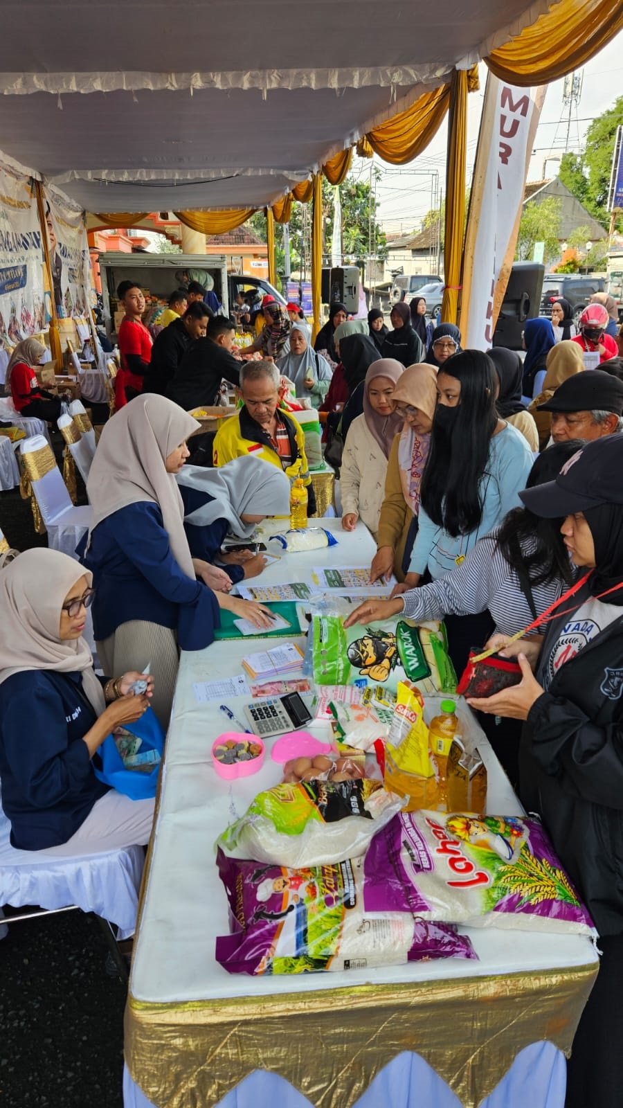 DIGELAR PEMPROV: Warga mengantre untuk membeli bahan pangan dalam Gerakan Pangan Murah (GPM) di Universitas PGRI Kanjuruhan, kemarin (18/2).