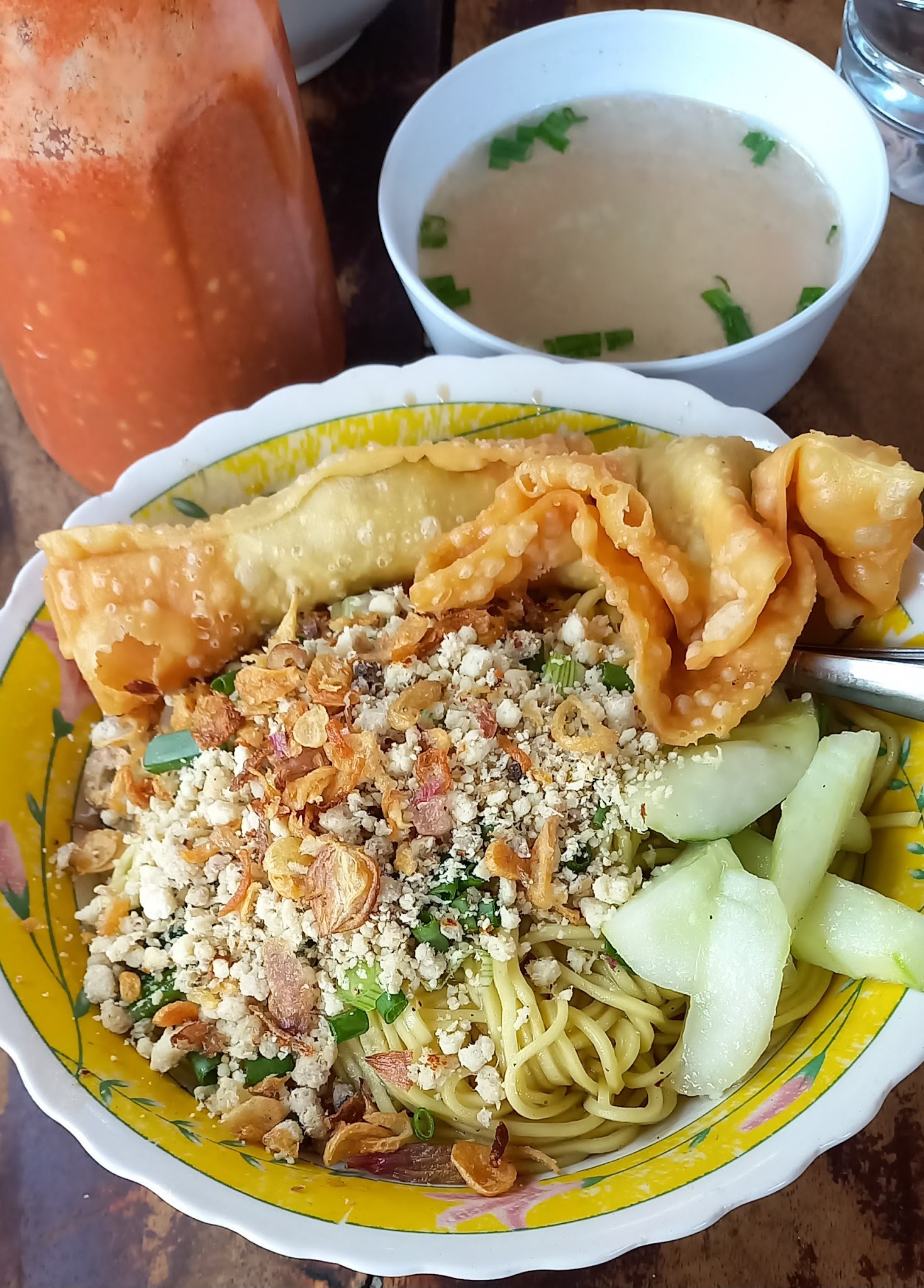 Mie Pangsit dengan tambahan pangsit goreng (Tulus Eka Putra).