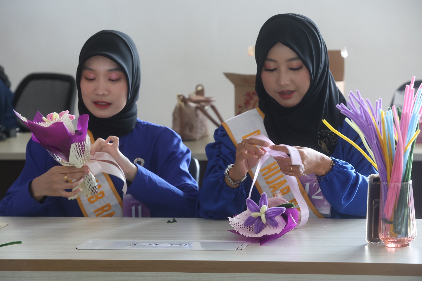 Finalis Duta Hijab Radar Malang 2025 dilatih merangkai bunga di MCC pada Rabu (19/2). (Darmono/Radar Malang)