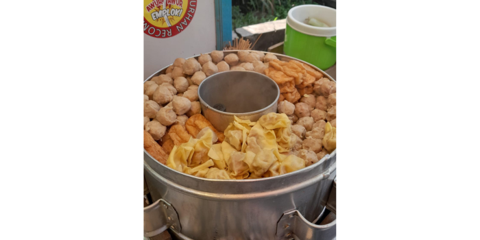 Penampakan pentol, siomay, dan tahu Bakso Kejujuran Polkesma. (RAISYA SEKAR FOR RADAR MALANG)