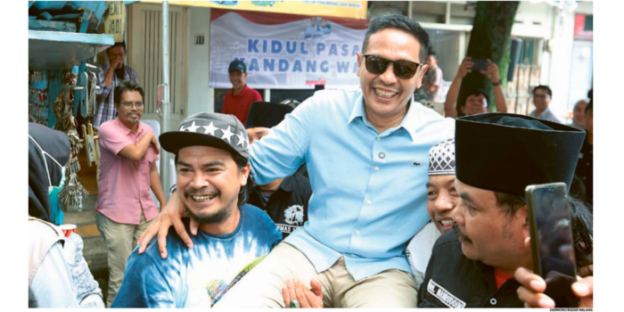 BERANGKAT: Wahyu Hidayat dibopong para pendukungnya yang menggelar acara pelepasan di Posko Kandang Wali Kidul Pasar kemarin (18/2). Setelah itu dia berangkat ke Jakarta untuk menjalani pelantikan.