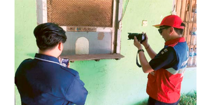 Dokumentasi Stasiun Tumpang dengan bangunan lama dari kayu setelah diresmikan pada 1901. Foto kanan, Petugas Balai Teknik Perkeretaapian (BTP) I Surabaya mengabadikan sisa loket karcis.