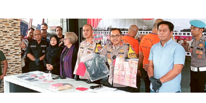 TERTANGKAP TANGAN: Polisi menunjukkan barang bukti pemerasan yang dilakukan salah seorang oknum wartawan dan volunter Pusat Pelayanan Terpadu Pemberdayaan Perempuan dan Anak di Mapolres Batu kemarin.