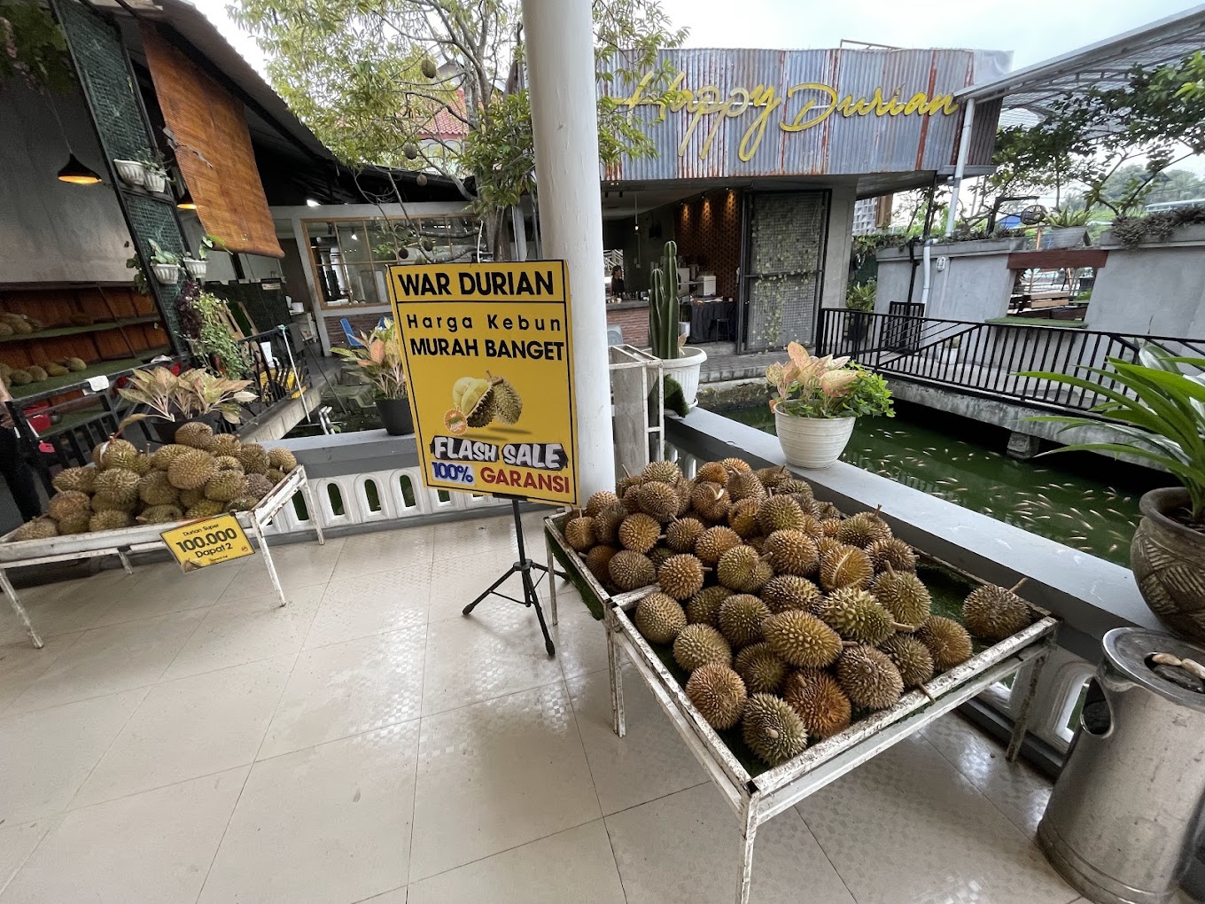Durian di Happy Durian mural dan dijamin enak (Syahrul Munir ).