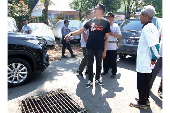 SELESAIKAN MASALAH: Wahyu Hidayat mengecek kondisi drainase sehari setelah melaksanakan ngombe pada tahun lalu. (SATRIA CAHYONO/ RADAR MALANG)