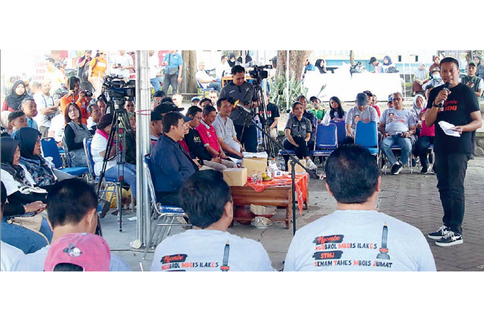 TAMPUNG KELUHAN: Wahyu Hidayat menjawab permasalahan yang dikeluhkan masyarakat di kelurahan samaan lewat program ngombe. (SATRIA CAHYONO/ RADAR MALANG)