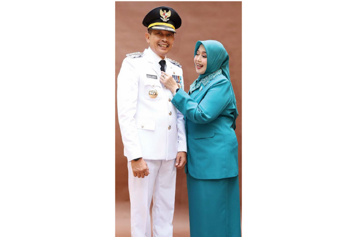 SETIA MENEMANI: Wahyu Hidayat foto bersama sang istri, Hanik Andriani Wahyu Hidayat. (DARMONO/ RADAR MALANG)