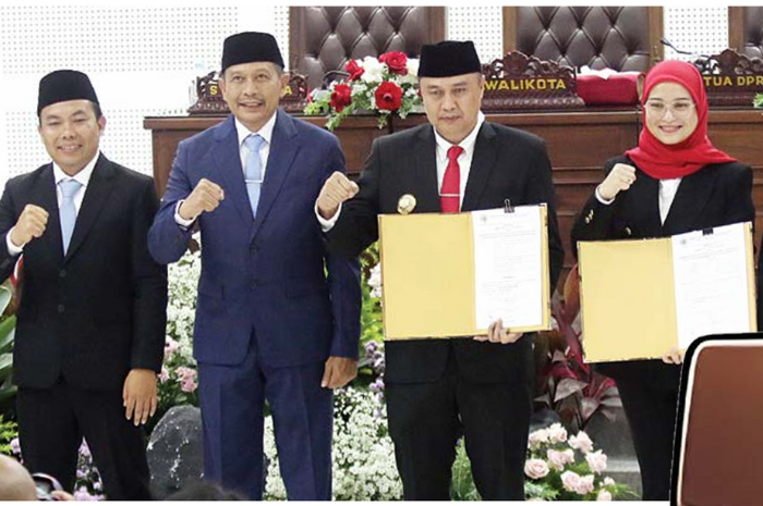 UNTUK KOTA MALANG: Pasangan Wahyu Hidayat-Ali Muthohirin foto bersama Pj Wali Kota malang Iwan Kurniawan dan Ketua DPRD Kota Malang Amithya Ratnanggani Siraduhita. (SATRIA CAHYONO/ RADAR MALANG)