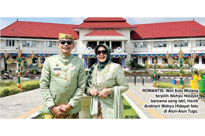 Romantis: Wali Kota Malang terpilih Wahyu hidayat bersama sang istri, Hanik Andriani Wahyu Hidayat foto di Alun-Alun Tugu. (DARMONO/ RADAR MALANG)