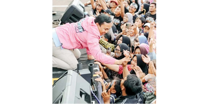 MEMBAUR: Wakil Wali Kota Malang terpilih Ali Muthohirin (kiri) menyapa masyarakat ketika pesta rakyat di Kedungkandang. (TIM PEMENANGAN WALI FOR RADAR MALANG)