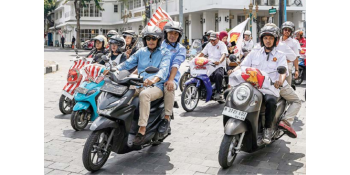 DUKUNG PENUH: Pasangan Wahyu Hidayat dan Ali Muthohirin diantar mendaftar sebagai calon kepala daerah menuju KPUD Kota Malang. (tim pemenangan wali for radar malang