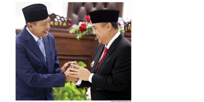 BANTU SESAMA: Wali Kota Malang terpilih Wahyu Hidayat memberikan bantuan sosial kepada keluarga prasejahtera. (SATRIA CAHYONO/ RADAR MALANG)