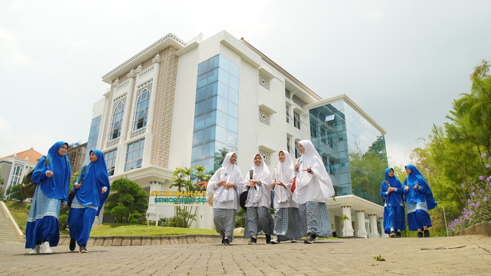 BERPRESTASI: Para santri di SMA Ar Rohmah Putri IIBS Malang sedang berkegiatan di sekolah.