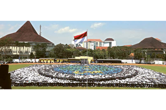 PEMINAT MENINGKAT: Pembukaan pengenalan studi mahasiswa baru (Pesmaba) di Universitas Negeri Malang (UM) digelar Agustus 2024 lalu. Saat ini mereka bersiap menerima maba lagi. (DARMONO / RADAR MALANG)