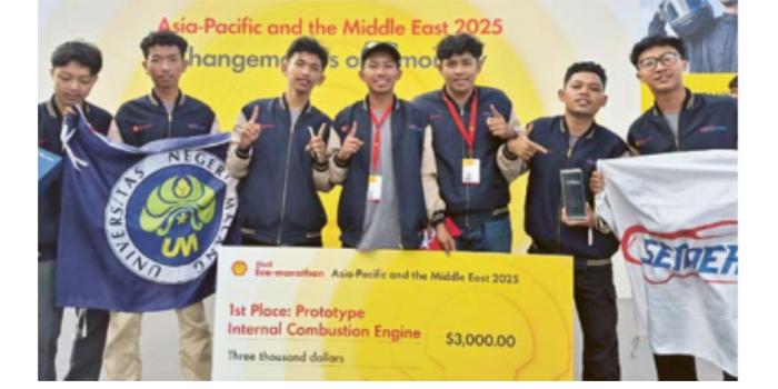 LANGGANAN JUARA: Tujuh perwakilan Semeru Team menerima hadiah sebagai juara pertama Shell Eco-marathon 2025 Asia-Pacific and the Middle East 2025 di Doha, Qatar, (12/2). (SEMERU TEAM FOR RADAR MALANG)