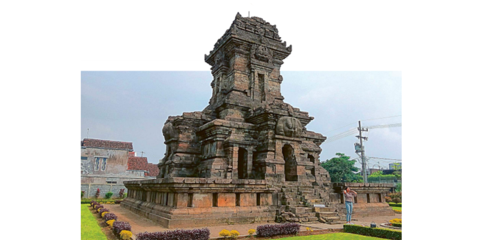 WISATA SEJARAH: Wisatawan menikmati keindahan Candi Singosari di Kelurahan Candirenggo, Kecamatan Singosari, Kabupaten Malang kemarin.