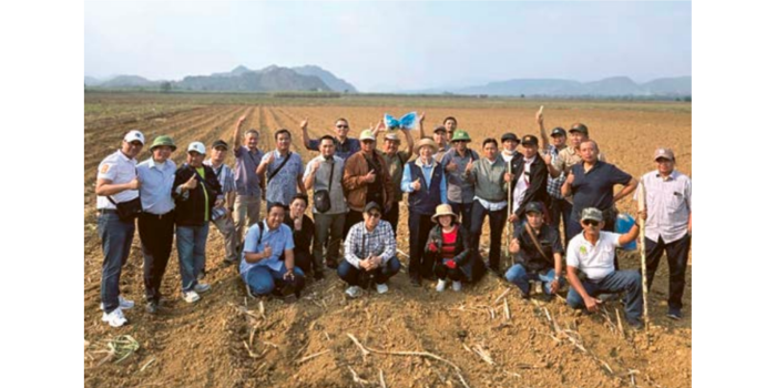STUDI BANDING: Belasan petani mitra PG Kebon Agung terjun ke lahan tebu di Provinsi Thanh Hoa, Vietnam, 12 Februari lalu.