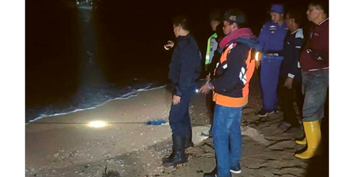 HARI KEDUA PENCARIAN: Tim gabungan menyisir tepi Pantai Kondang Merak untuk mencari Edisi Santoso, pencari ikan asal Dusun Sumberwates, Desa Sumberbening, Kecamatan Bantur yang hanyut terseret ombak.