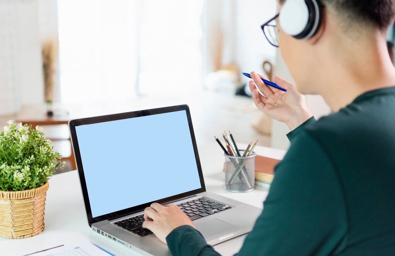 Ilustrasi seseorang sedang menggunakan laptop. (freepik.com)