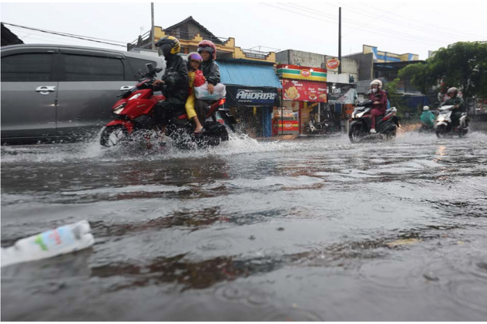 LANGGANAN: Jalan S. Supriadi, Kelurahan Kebonsari, Kecamatan Sukun dan Jalan KH Malik Dalam, Kedungkandang dilaporkan tergenang. (DARMONO/RADAR MALANG)