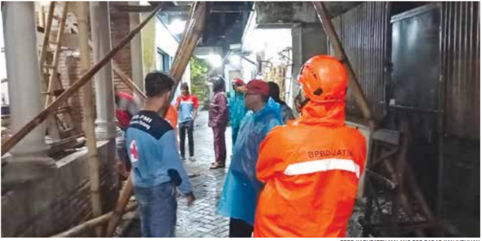 BENCANA: Tim BPBD Kabupaten Malang meninjau lokasi banjir di Jalan Diponegoro, Lawang pada Selasa sore (19/2). (BPBD KABUPATEN MALANG FOR RADAR KANJURUHAN)