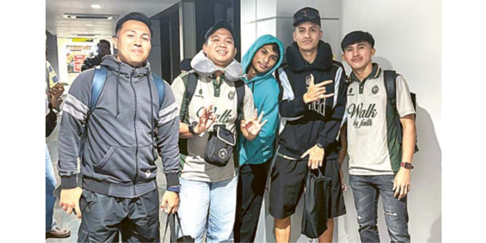 MENGURAS TENAGA: Elemen tim Unggul FC Malang bersiap melakukan perjalanan Bandara Internasional Sultan Hasanuddin menuju Sorong pada Kamis lalu (20/2). (MO UNGGUL FC MALANG FOR RADAR MALANG)
