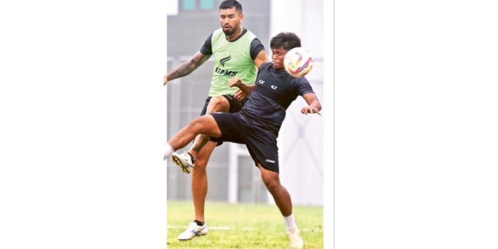 CAPTION: MENEPI: Julian Guevara (kiri) dikawal ketat pemain anyar Arema FC Aswin dalam sesi internal game di Lapangan Universitas Brawijaya, Kamis lalu (20/2). (MO AREMA FC FOR RADAR MALANG)